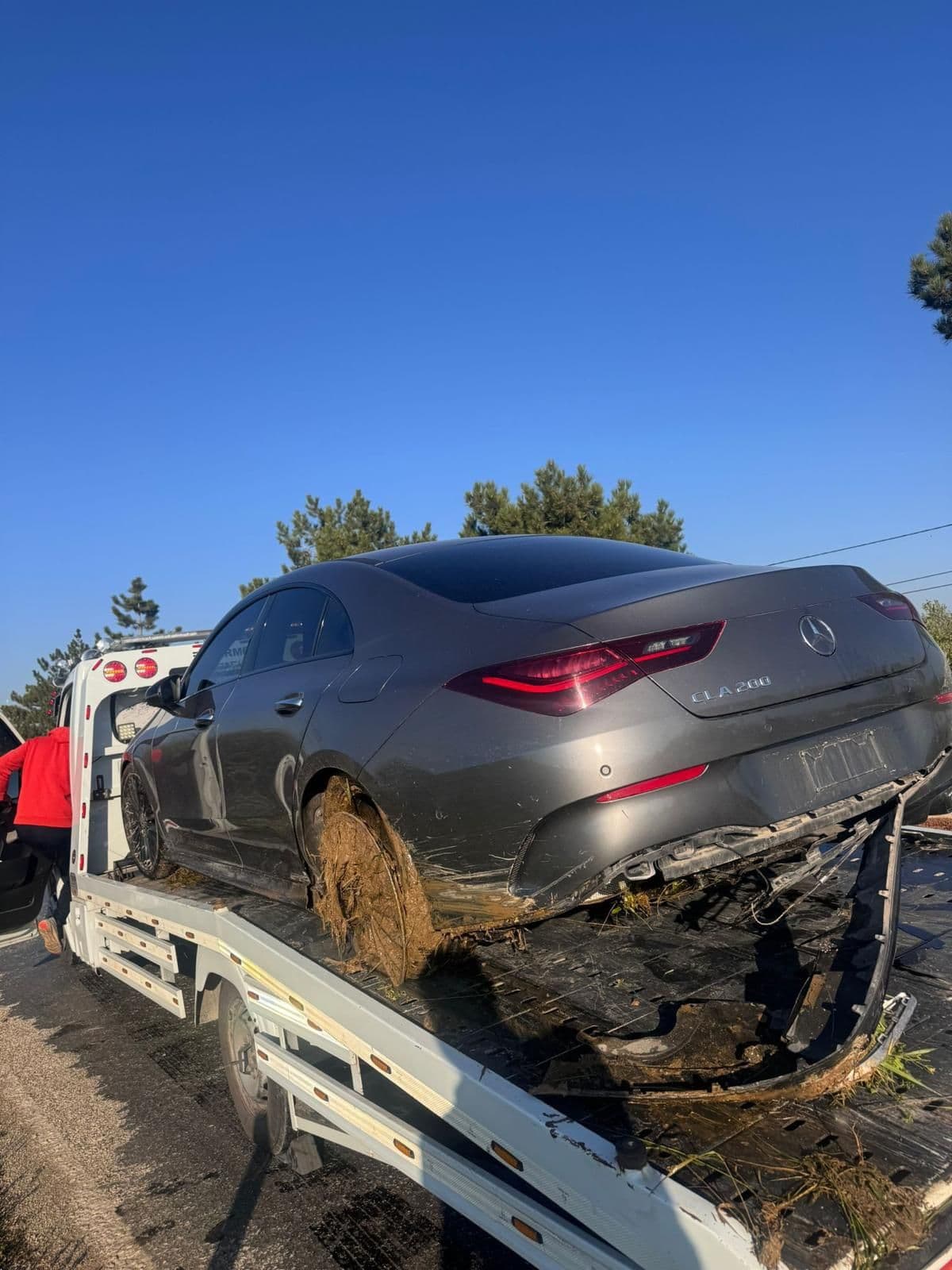 Ön tarafı hasarlı bir Mercedes-Benz CLA, çekicinin üzerinde