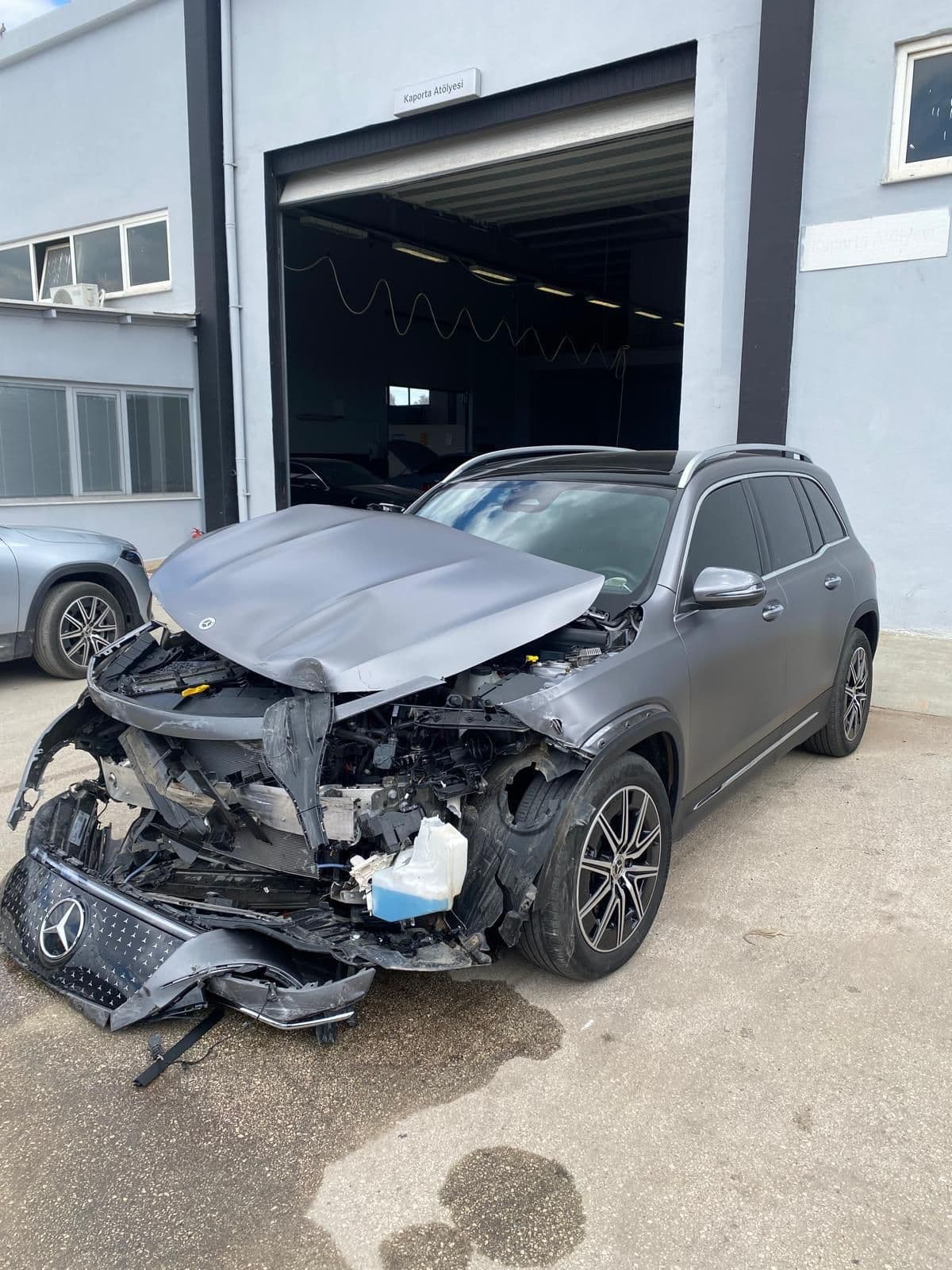 Mercedes-Benz SUV, ön takım dağılmış
